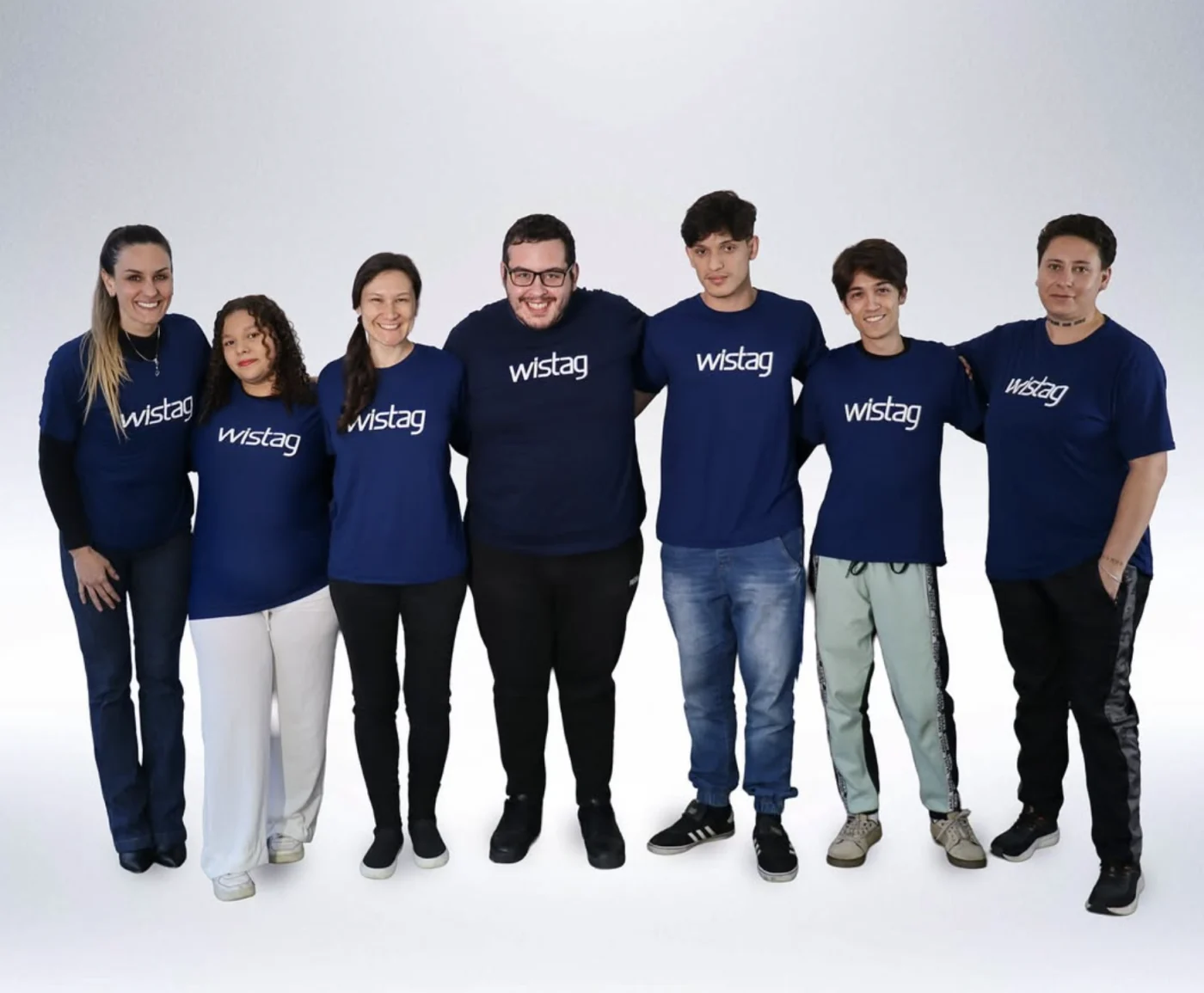 Equipe da Wistag reunida, usando camisetas da marca