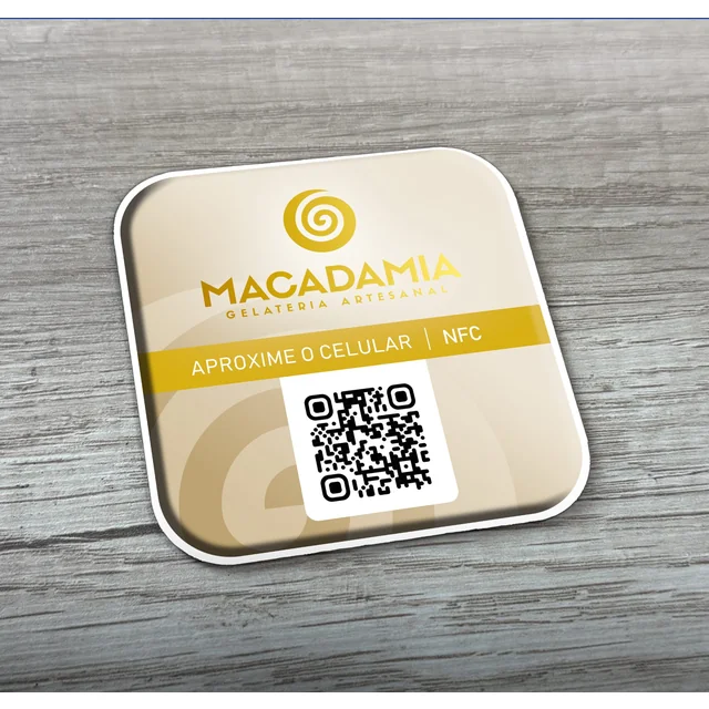 Projeto de tag NFC 8x8 cm personalizada Macadâmia, em tons de creme e dourado, com QR Code